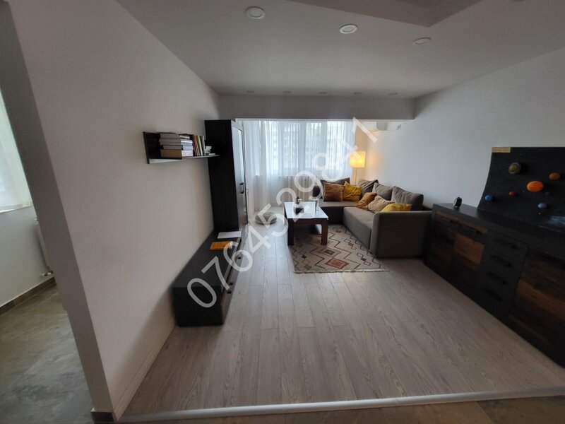 Decebal vis a vis Muzeul Copiilor, la 7 minute metrou Piata Muncii.