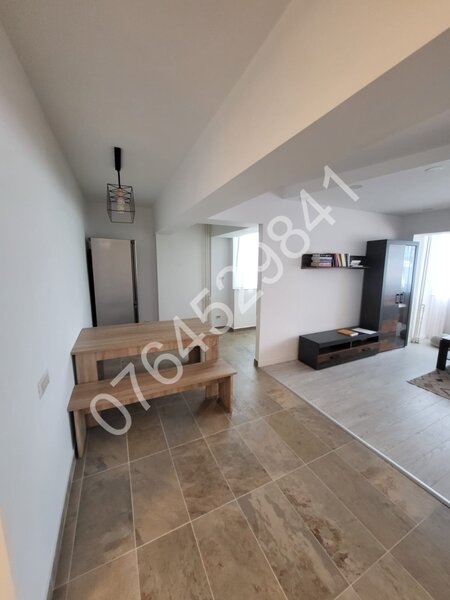 Decebal vis a vis Muzeul Copiilor, la 7 minute metrou Piata Muncii.